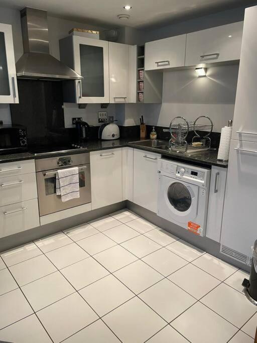 1 Bedroom Apartment Royal Docks Лондон Экстерьер фото
