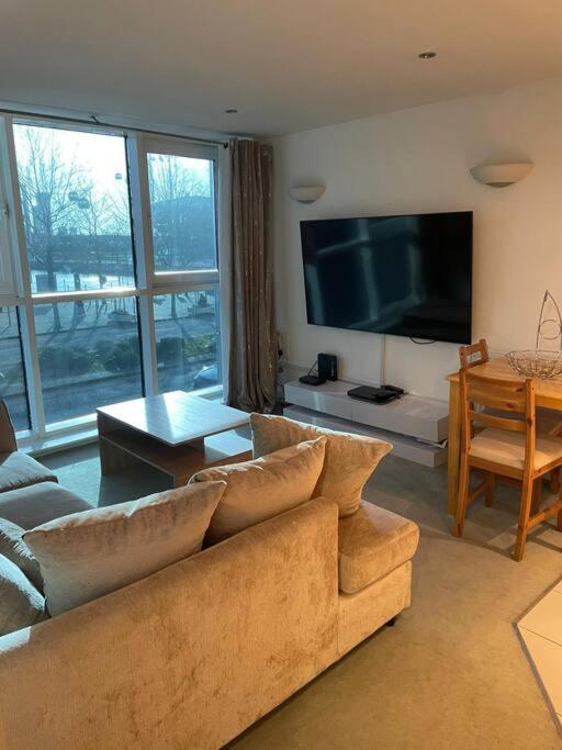 1 Bedroom Apartment Royal Docks Лондон Экстерьер фото