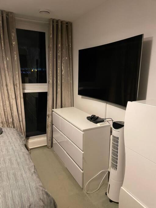 1 Bedroom Apartment Royal Docks Лондон Экстерьер фото